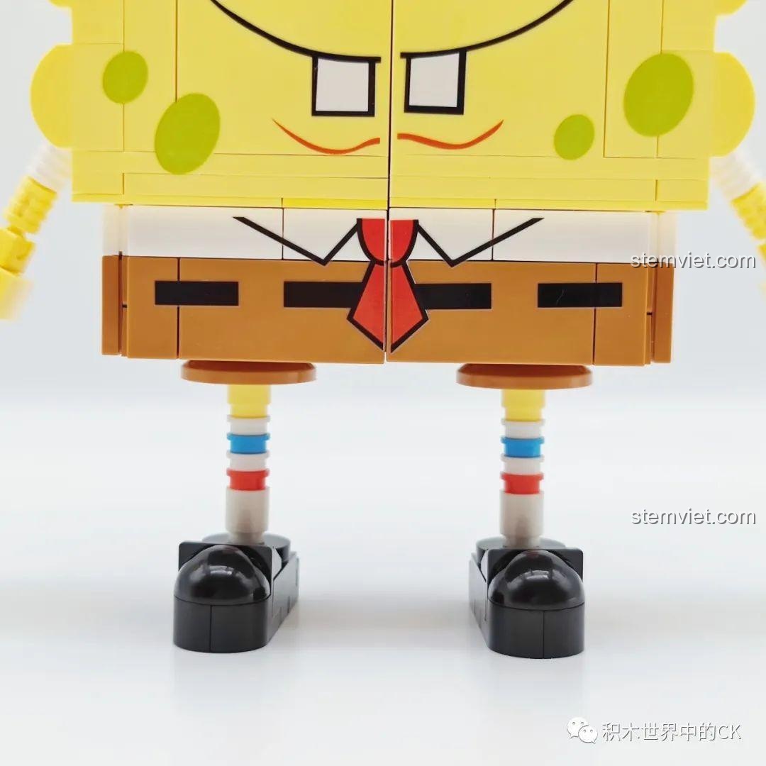 Mô hình SEMBO Spongebob Squarepants 612203 đặt trên bàn làm việc