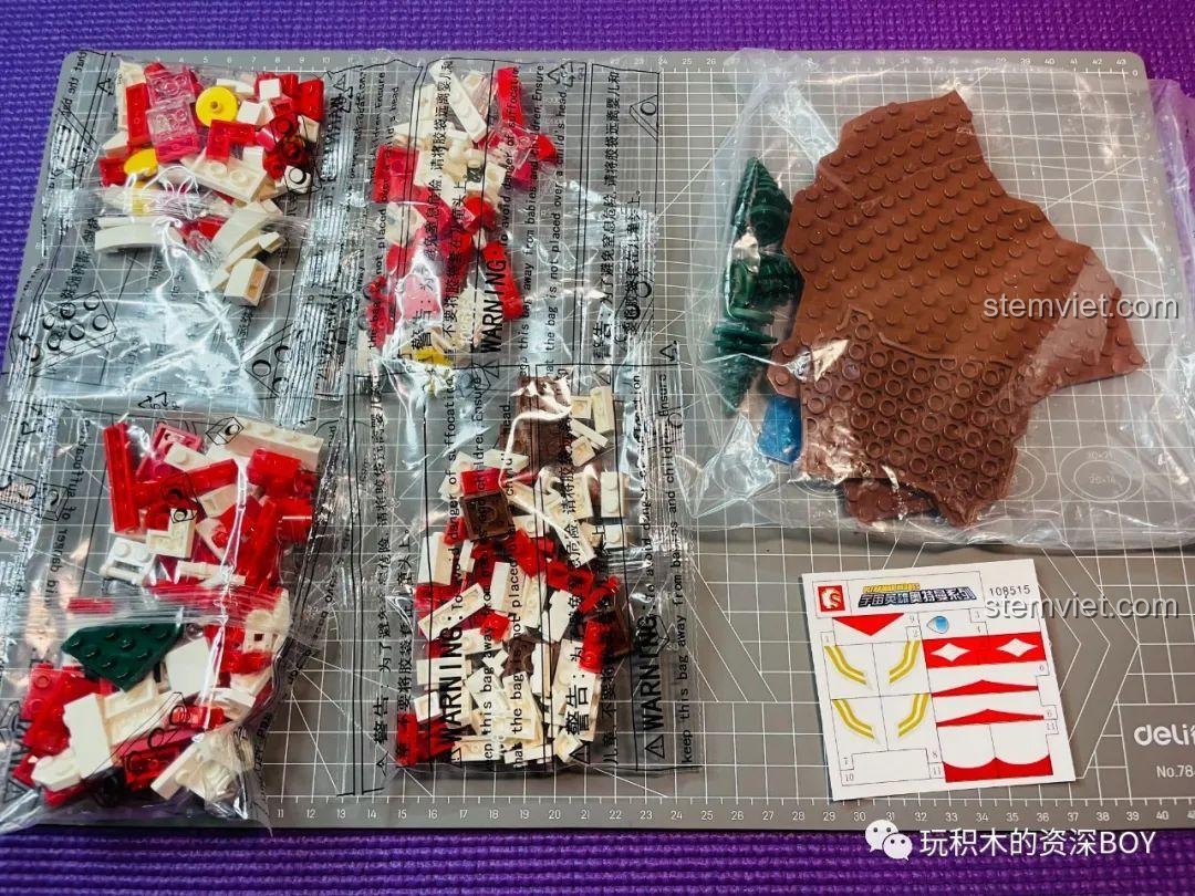 Các túi chi tiết và đế lắp ráp của bộ đồ chơi xây dựng Sembo 108515 Ultraman Diga, sẵn sàng cho quá trình lắp ráp.