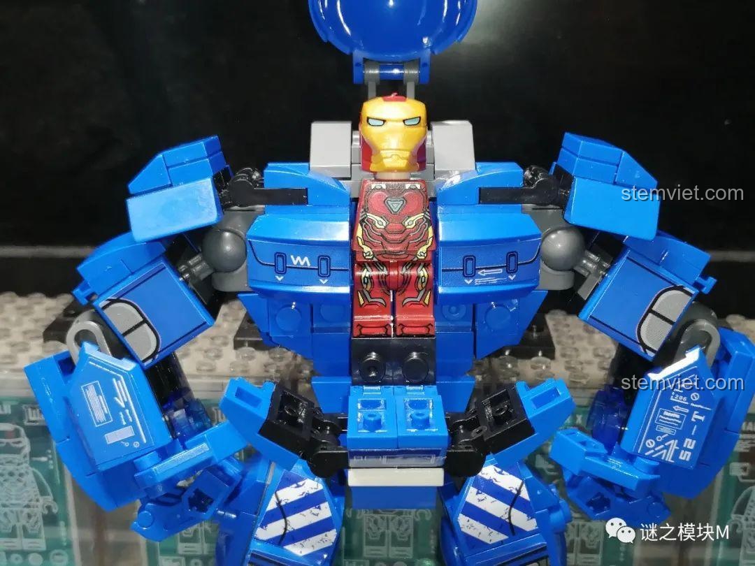 Mặt sau của mô hình Iron Man Mark 38 ở dạng thứ hai.