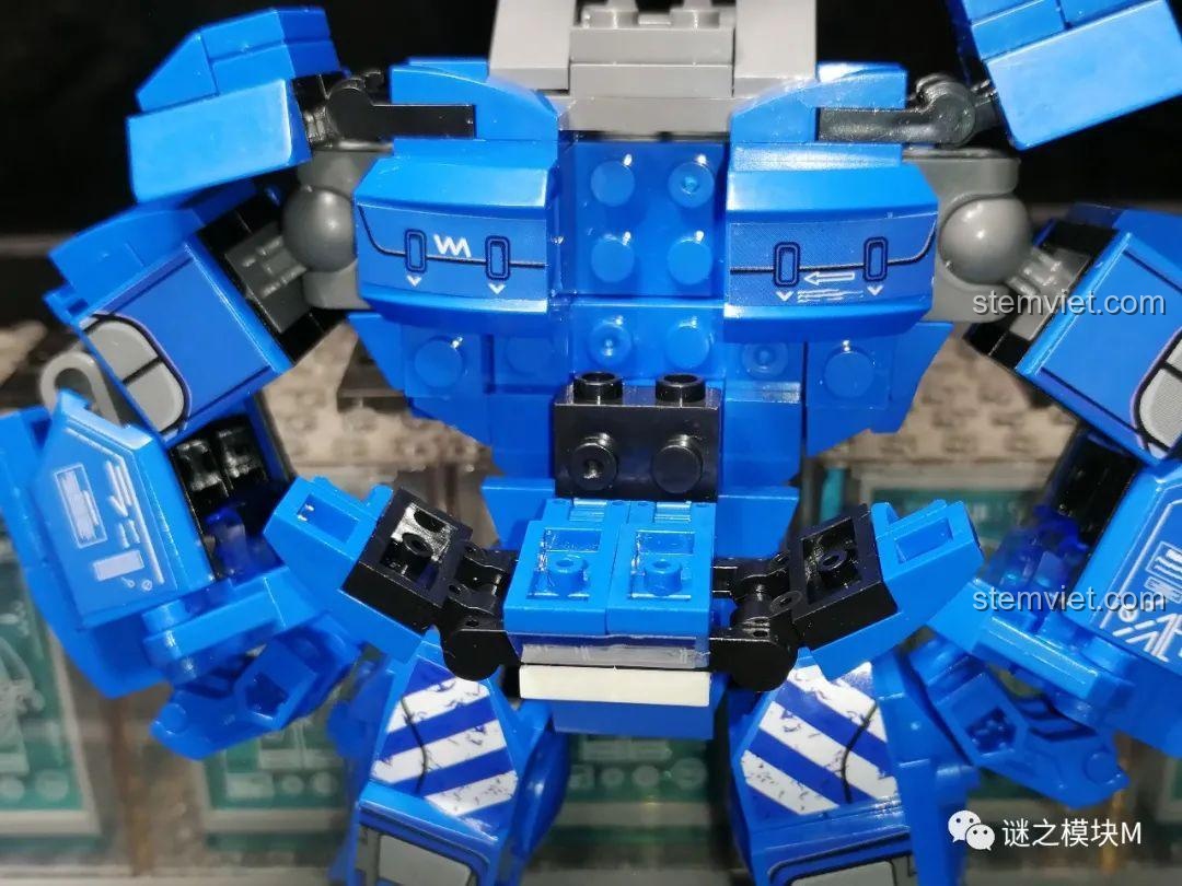 Mô hình Iron Man Mark 38 biến đổi sang dạng thứ hai, giống robot khủng long.