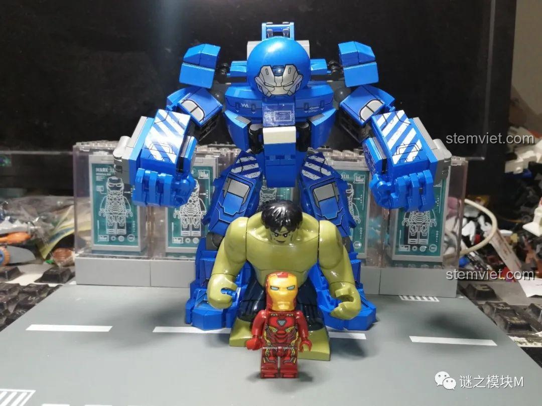 Bộ ba Iron Man Mark 38, Hulk và Iron Man minifigure đứng cùng nhau, tạo nên một khung cảnh ấn tượng.