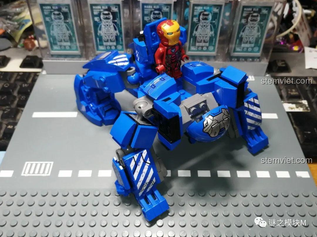 Bộ ba Iron Man Mark 38, Hulk và Iron Man minifigure đứng cùng nhau.