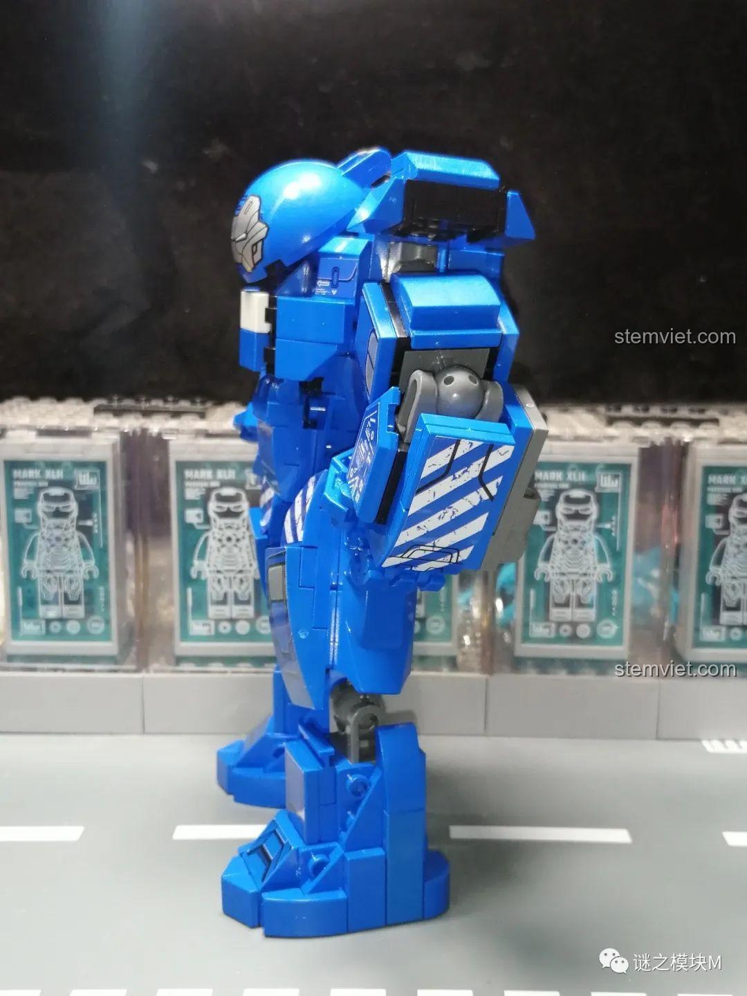 Cận cảnh cánh tay của mô hình Iron Man Mark 38, cho thấy khả năng cử động hạn chế.