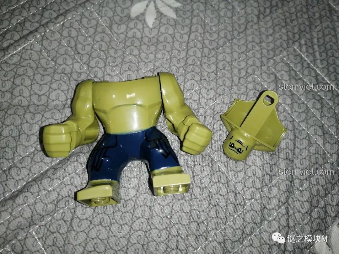 Mô hình Iron Man Mark 38 hoàn chỉnh từ bộ lắp ráp Shuang Xiang SX4064, nhìn từ góc nghiêng.