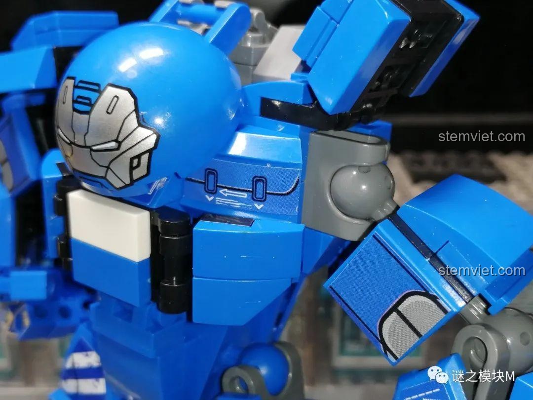 Minifigure Iron Man được đặt vào khoang lái của mô hình Iron Man Mark 38.