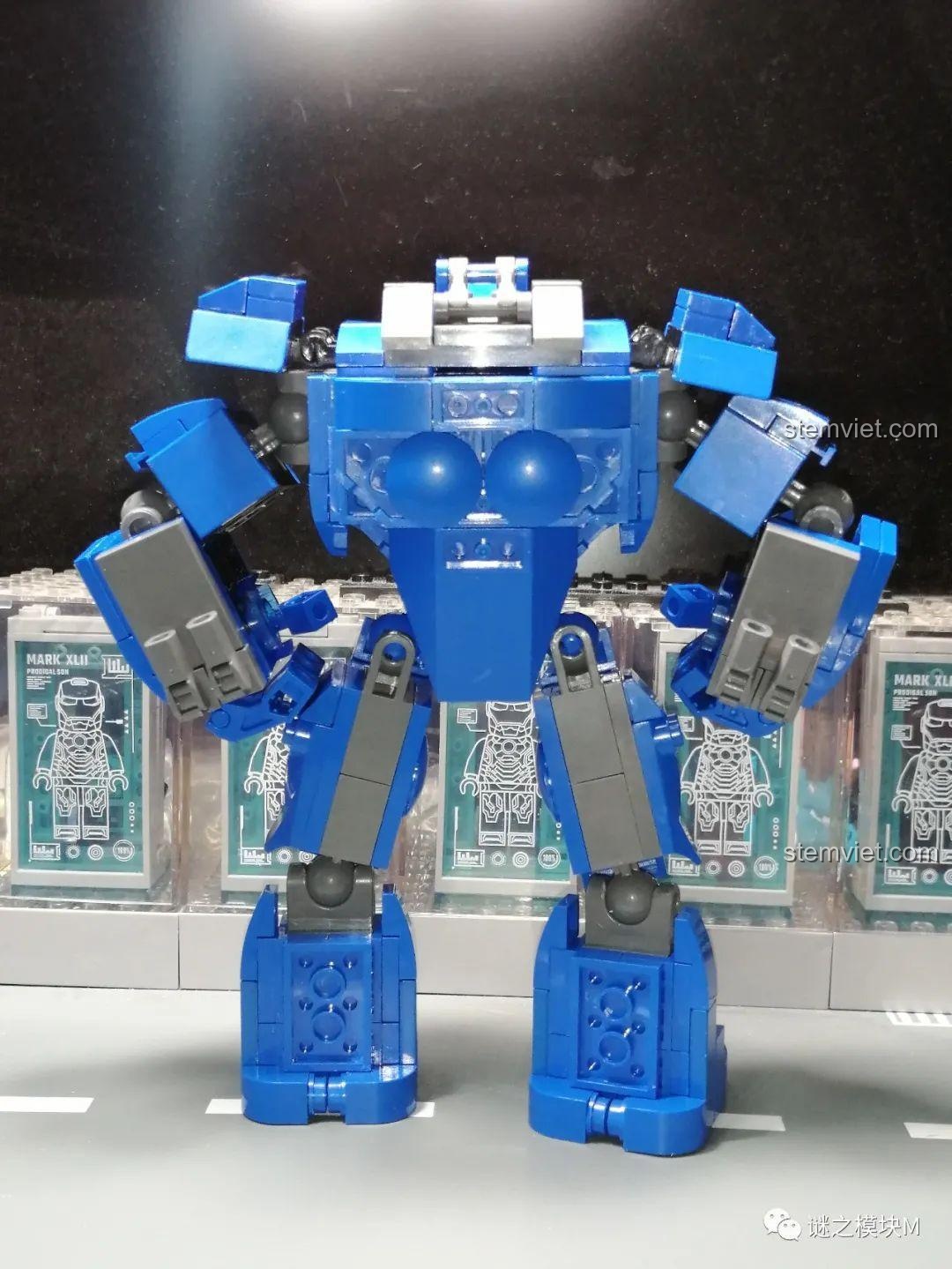 Khoang lái của mô hình Iron Man Mark 38 có thể mở ra.