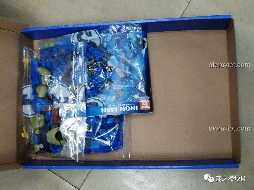 Bên trong hộp bộ lắp ráp Shuang Xiang Iron Man Mark 38 Igor SX4064, các túi chi tiết và sách hướng dẫn.