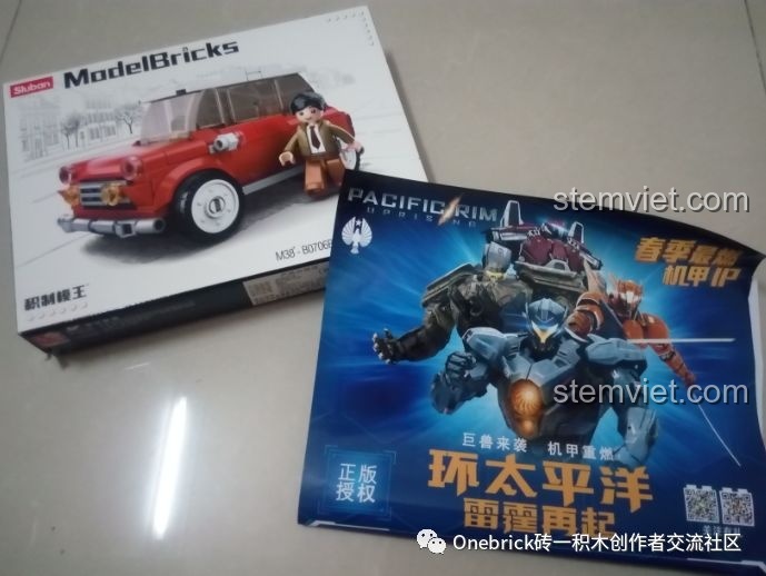 Hộp sản phẩm Sluban ModelBricks và poster đi kèm, giới thiệu bộ lắp ráp xe hơi cổ điển Mr. Bean.