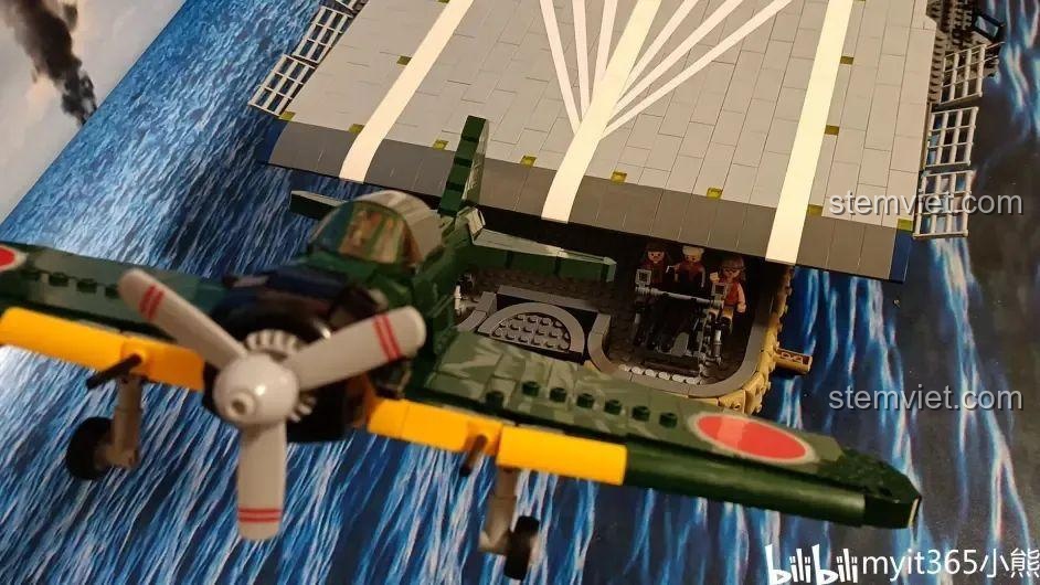 Bộ lắp ráp Sluban M38B1108 trên sa bàn tàu sân bay, cận cảnh chi tiết cánh quạt và thân máy bay.