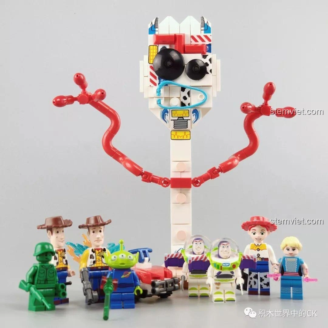 Toàn bộ các nhân vật và Forky đã hoàn thành từ bộ lắp ráp SY1448 Toy Story 4, bao gồm Woody, Buzz Lightyear, Bo Peep, Duke Caboom, Ducky, Bunny, Alien, Green Army Man.