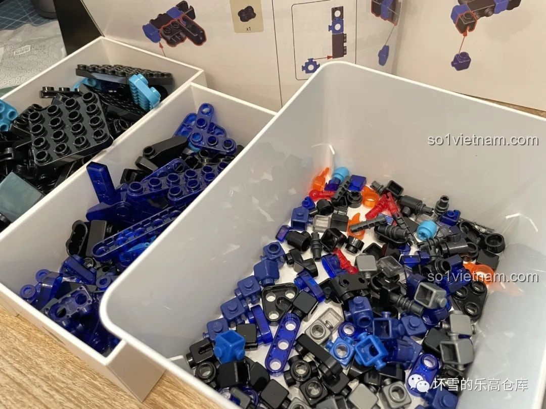 Cận cảnh các mảnh ghép của bộ lắp ráp Tam Thể với màu sắc và chất liệu đa dạng, chất lượng cao.