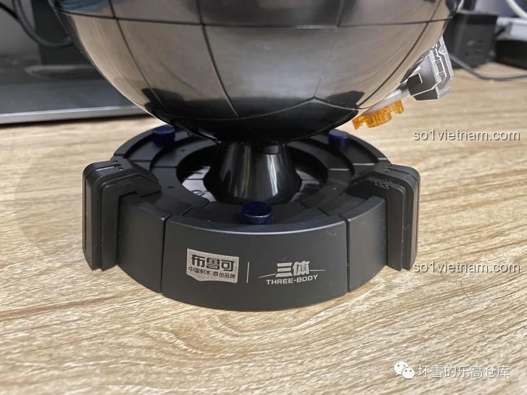 Đế xoay của mô hình Giọt Nước trong bộ lắp ráp Tam Thể, mô phỏng sân khấu kịch Hy Lạp.