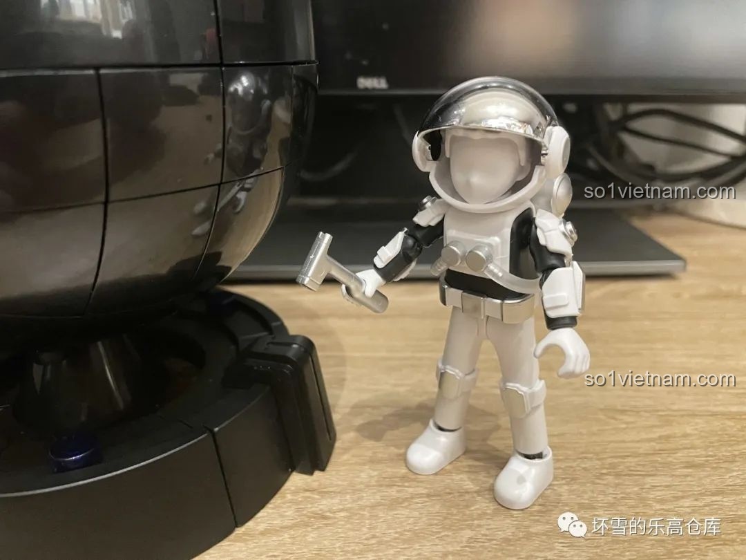 Nhân vật Đinh Nghi trong bộ lắp ráp Tam Thể cầm chiếc búa địa chất, sẵn sàng đối đầu với Giọt Nước.