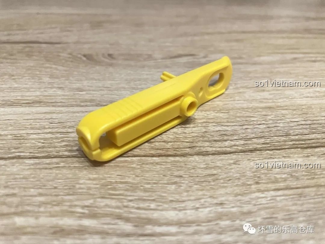 Dụng cụ tháo lắp chuyên dụng đi kèm bộ lắp ráp Tam Thể, giúp việc tách các mảnh ghép trở nên dễ dàng.