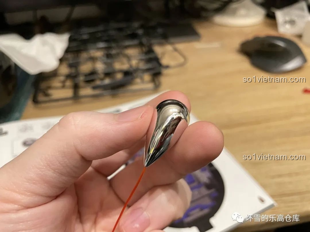 Mô hình Giọt Nước hoàn chỉnh trong bộ lắp ráp Tam Thể, với lớp sơn ánh kim loại bóng bẩy và thiết kế tinh xảo.