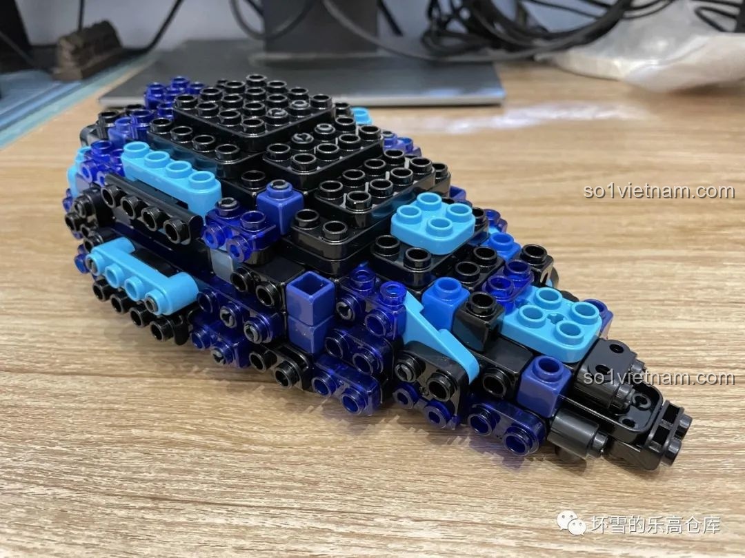 Quá trình lắp ráp phần thân chính của mô hình Giọt Nước trong bộ lắp ráp Tam Thể.