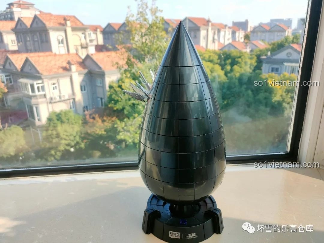 Các chi tiết màu xám bạc dùng để lắp ráp tàu chiến trong bộ lắp ráp Tam Thể.