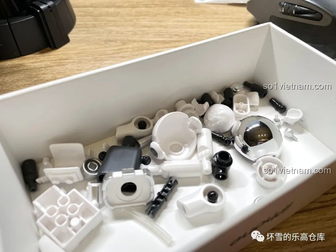 Cận cảnh nhân vật Đinh Nghi đi kèm bộ lắp ráp Tam Thể, với độ chi tiết cao và các khớp cử động linh hoạt.