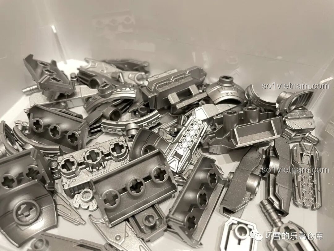 Khung cảnh trận chiến giữa Giọt Nước và tàu chiến con người trong bộ lắp ráp Tam Thể.