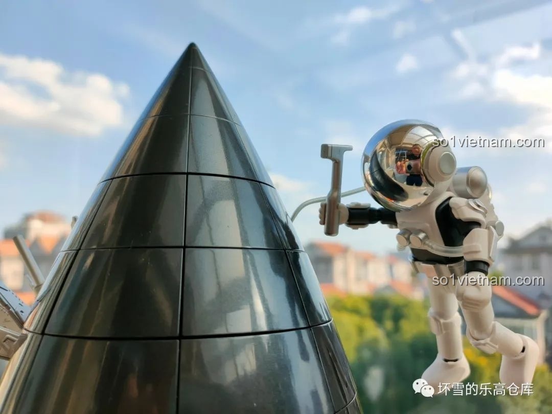 Mô hình Giọt Nước và tàu chiến trong bộ lắp ráp Tam Thể được trưng bày đẹp mắt.