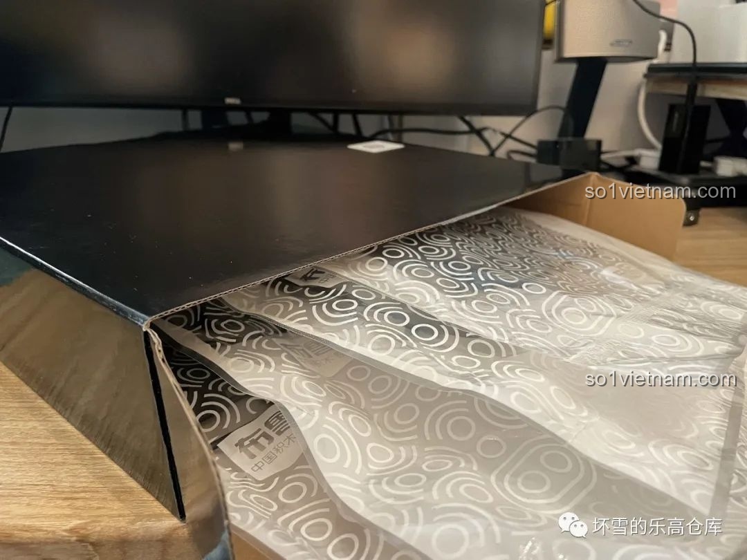 Bên trong hộp bộ lắp ráp Tam Thể là các túi chi tiết được đóng gói cẩn thận, sẵn sàng cho quá trình lắp ráp.