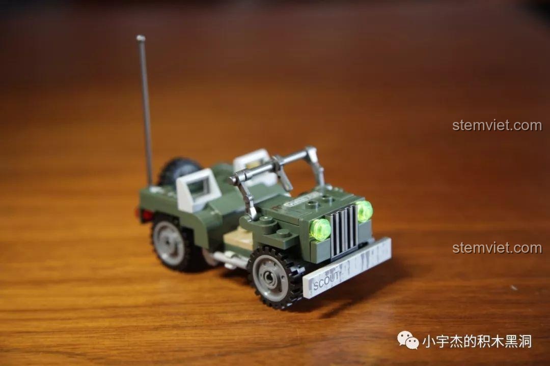 Mô hình xe Jeep quân sự nhỏ gọn đi kèm trong bộ lắp ráp Tàu Đổ Normandy SEMBO.