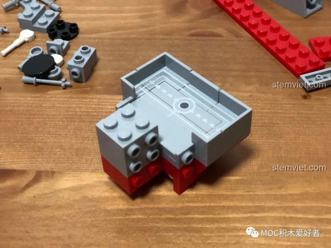 Phần sân bay trực thăng mini ở đuôi của bộ lắp ráp Tàu khu trục tên lửa Type 052D cho con trai 6+, chi tiết nhỏ nhưng quan trọng.