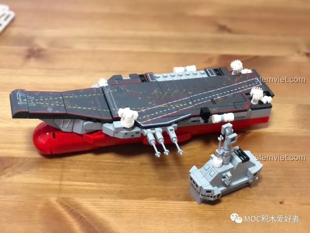 Mô hình Tàu sân bay Sơn Đông SEMBO nhìn từ góc khác, thể hiện rõ kích thước và sự đồ sộ của mô hình lắp ráp.