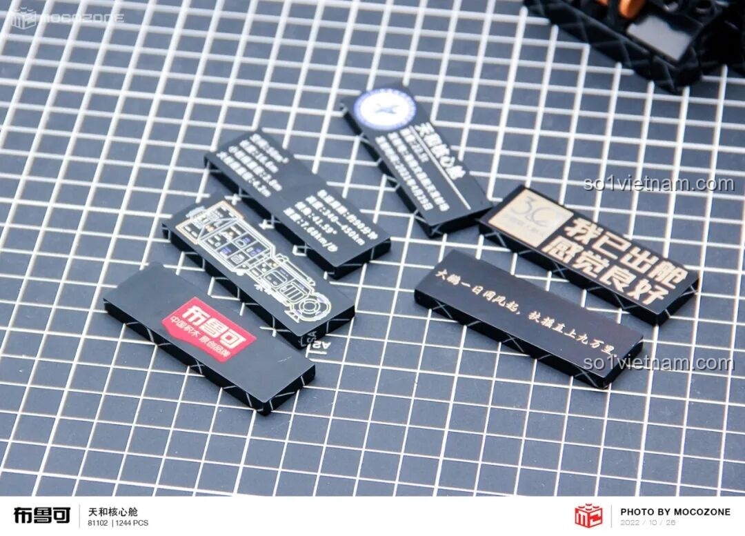 Các bảng tên được gắn vào đế trưng bày