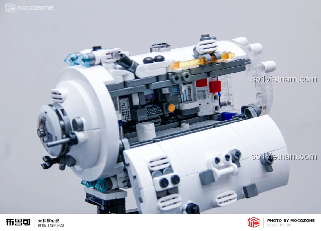 Hai mô hình phi hành gia đi kèm