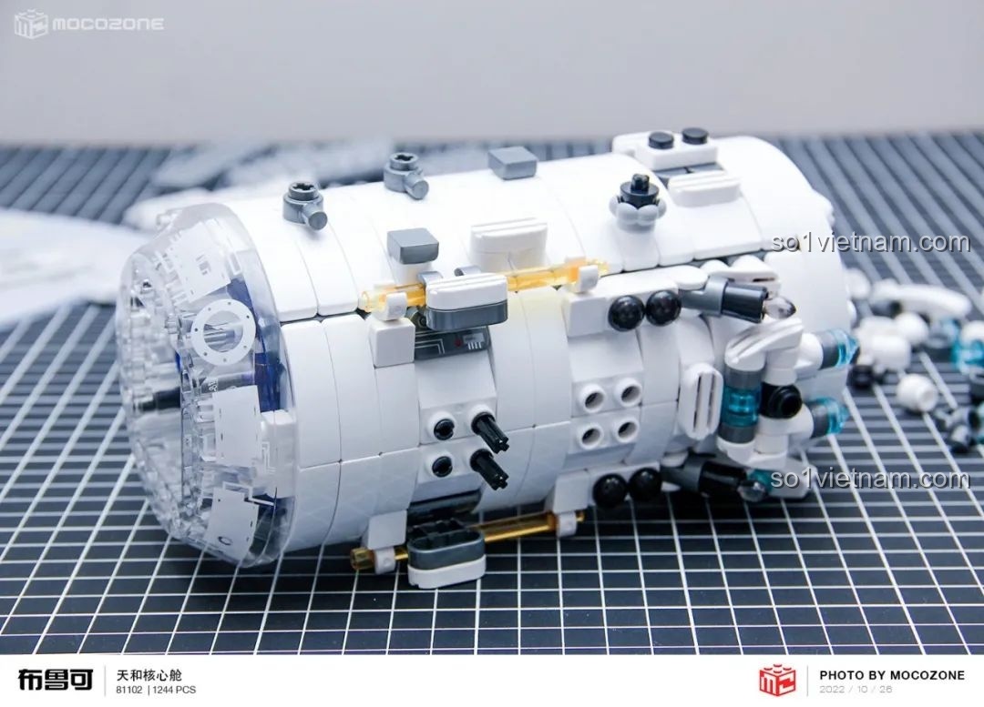 Phi hành gia bên trong module