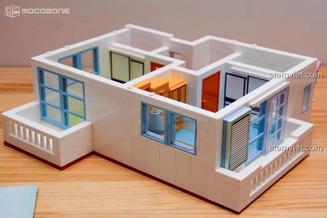 Tầng hai của ngôi nhà sau khi hoàn thành, với các cửa sổ, ban công và tường trắng, sẵn sàng để đặt lên tầng một.