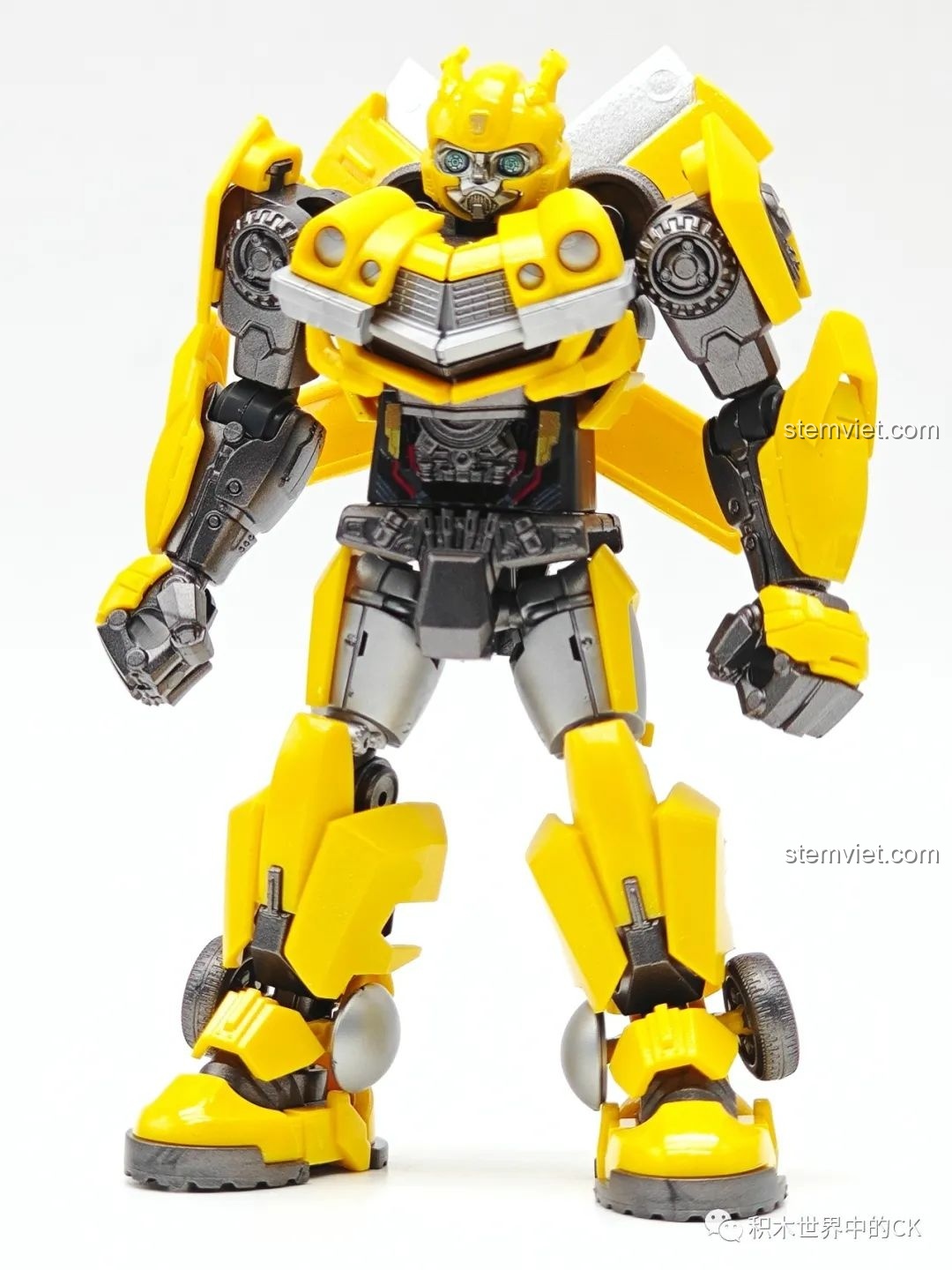 Mô hình Robot Đại Hoàng Phong (EX) hoàn chỉnh của BLOKEES 71146, đứng vững chãi.