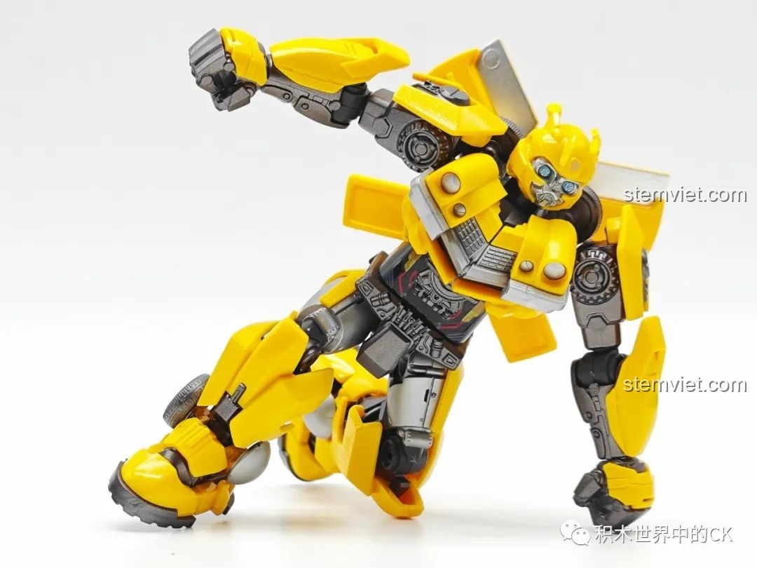 Robot Đại Hoàng Phong (EX) BLOKEES 71146 trên đế trưng bày với hiệu ứng lửa.