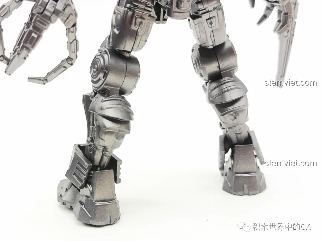 Bumblebee EX và Thiên Tai đối đầu trên bối cảnh rực lửa, trận chiến bắt đầu với BLOKEES 71146.