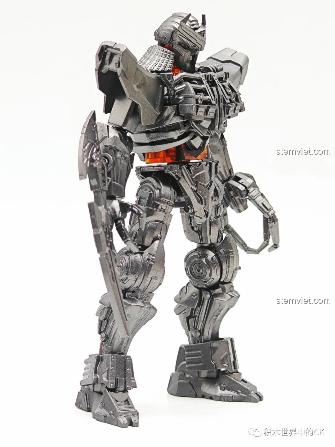 Cận cảnh đầu và ngực của Robot Thiên Tai BLOKEES 71146, chi tiết sắc nét và đáng sợ.