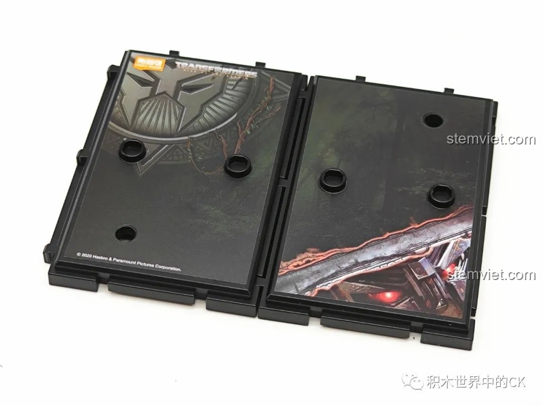 Mô hình Robot Thiên Tai hoàn chỉnh của BLOKEES 71146, đứng vững chãi và đầy đe dọa.