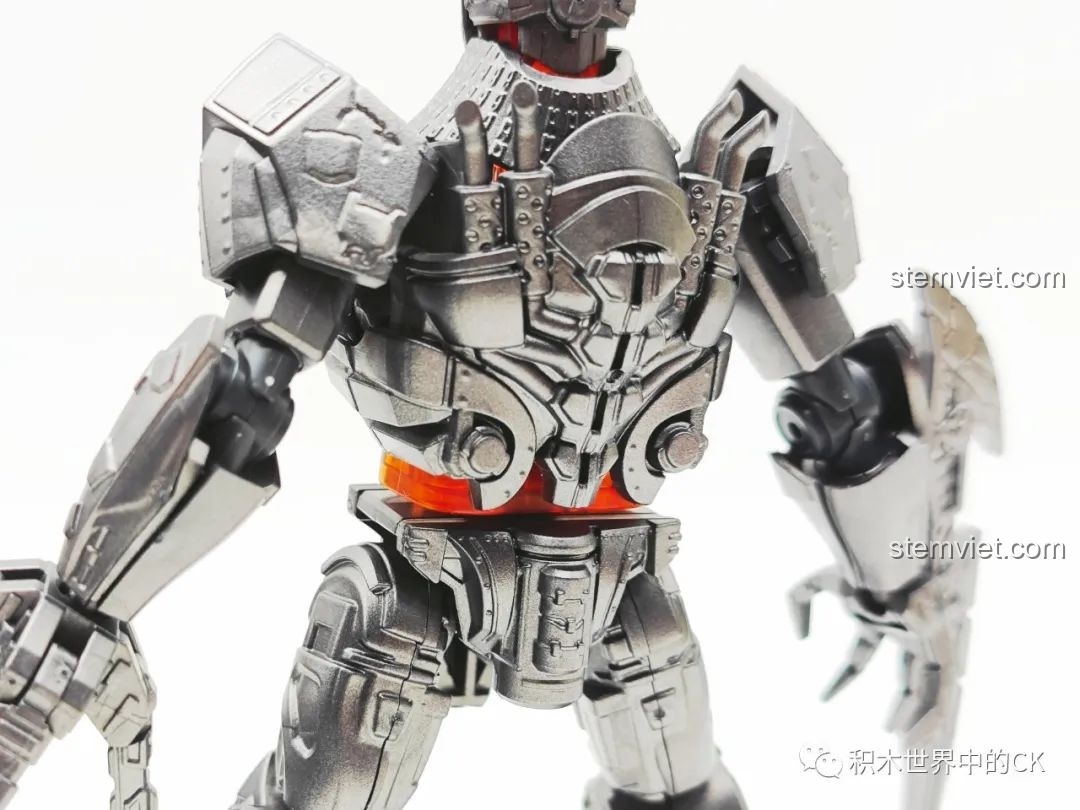 Robot Thiên Tai BLOKEES 71146 tạo dáng chiến đấu, khớp nối linh hoạt.