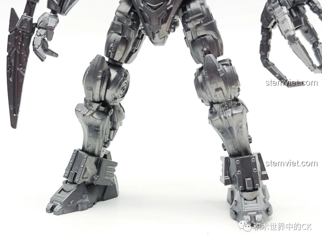 Robot Thiên Tai BLOKEES 71146 trên đế trưng bày với hiệu ứng lửa.