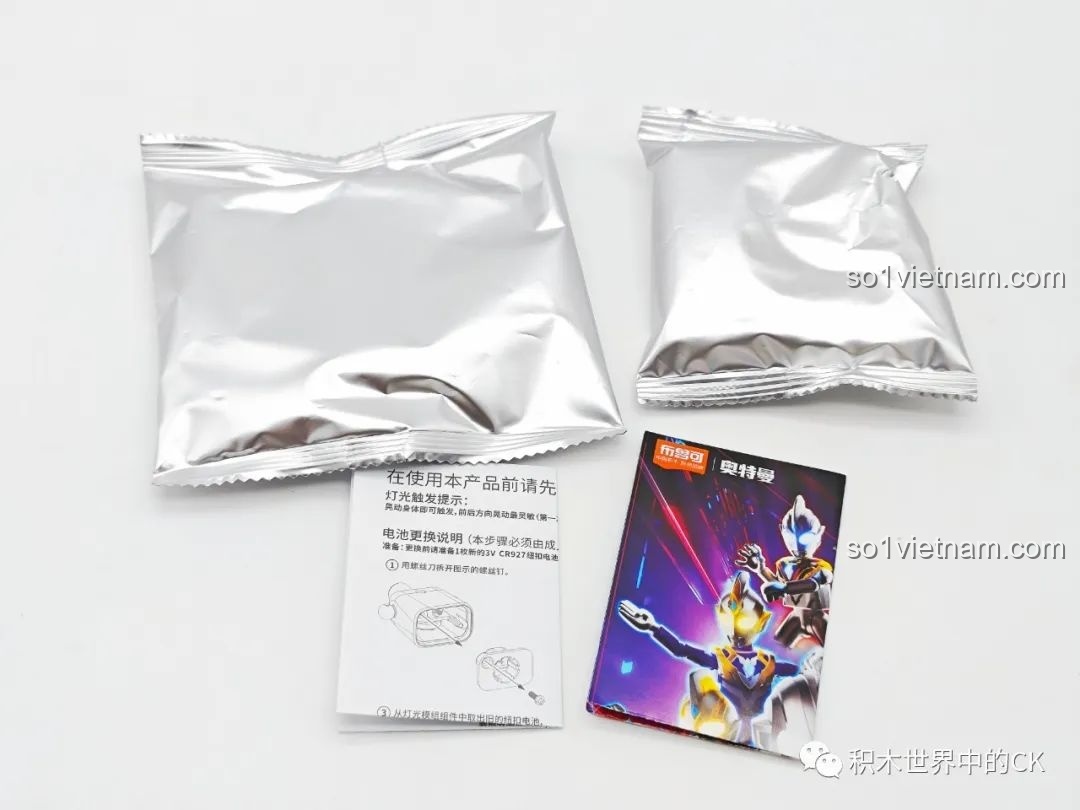 Các chi tiết bên trong bộ lắp ráp Ultraman Tiga & Z Alpha Edge