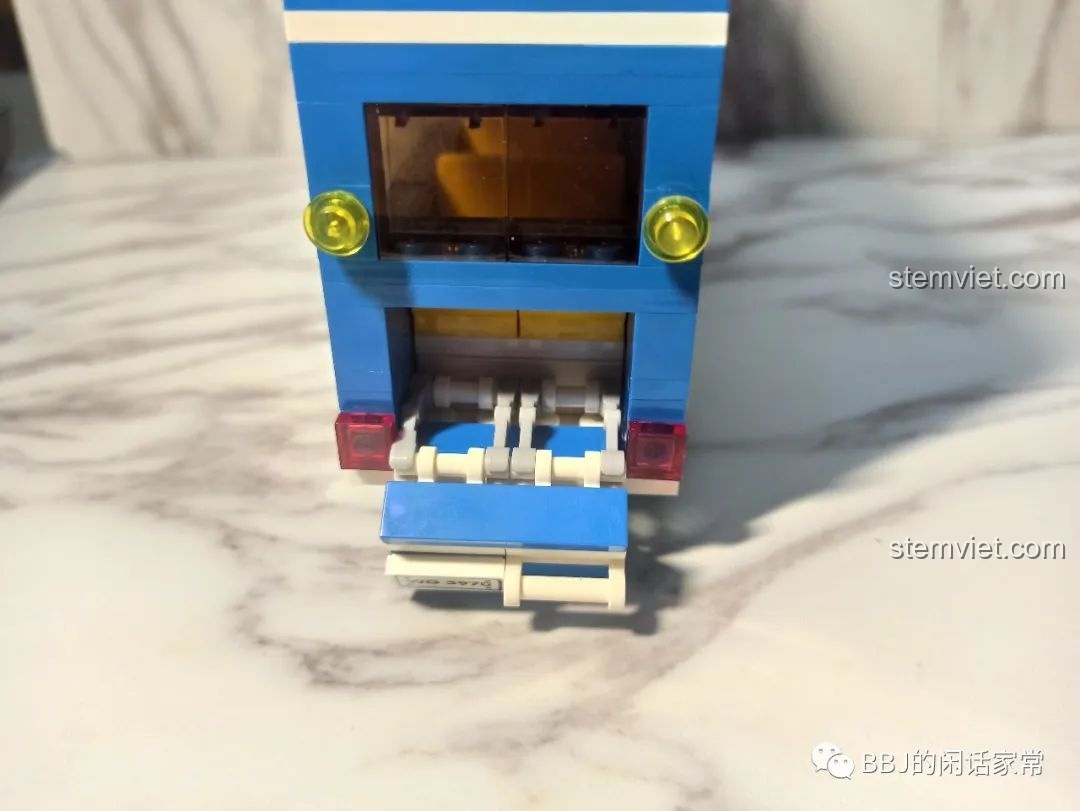 Cận cảnh mặt sau xe buýt hai tầng Wange 3970