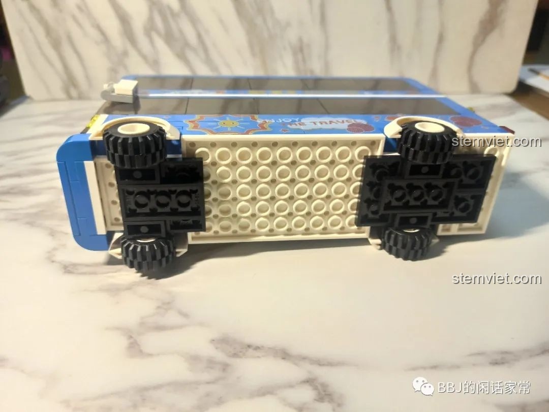 Hông xe buýt hai tầng Wange 3970 với họa tiết trang trí