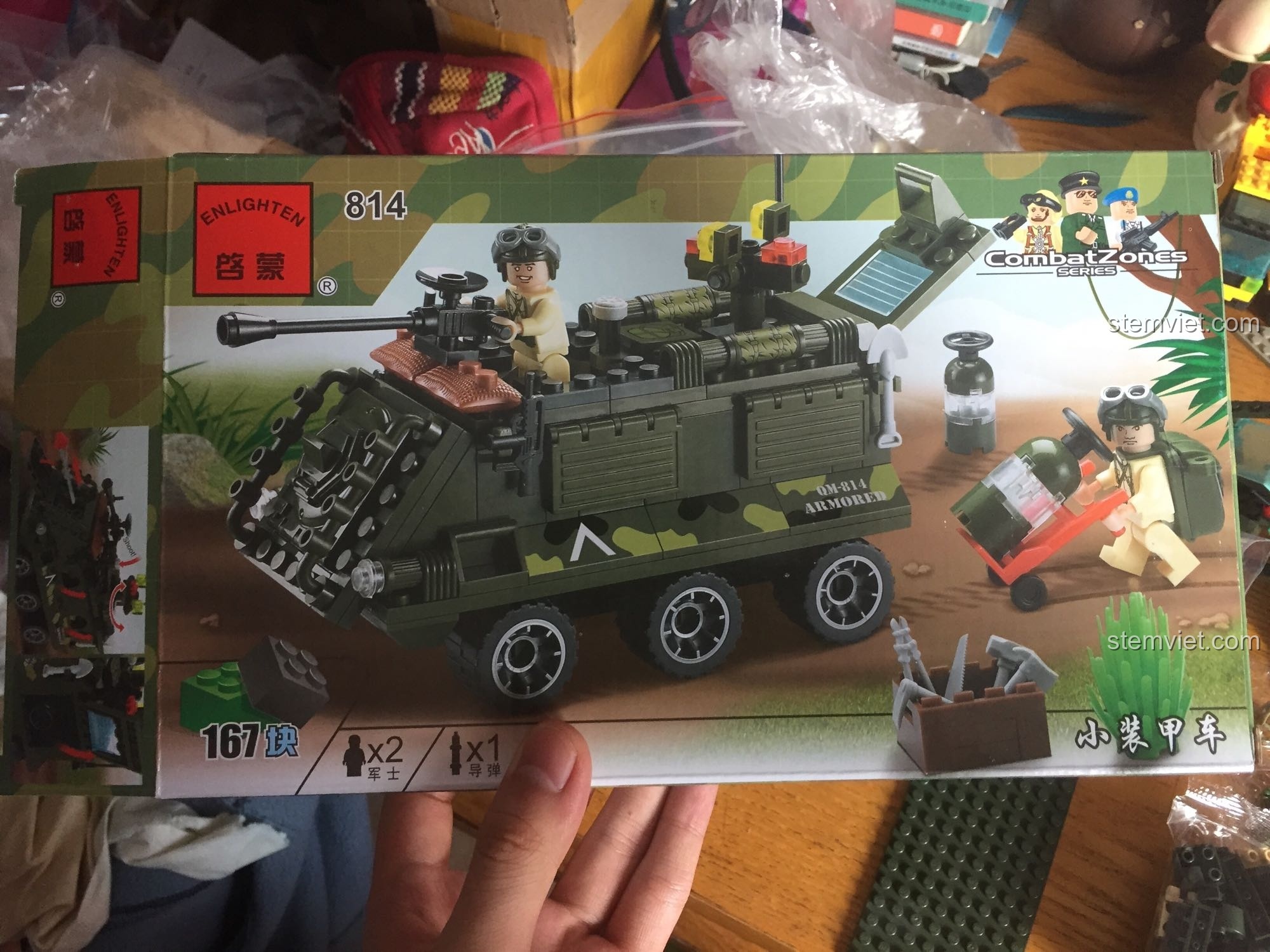 Hộp bộ lắp ráp Xe bọc thép quân sự 814 QMAN với hình ảnh mô hình hoàn chỉnh và các chi tiết đi kèm.
