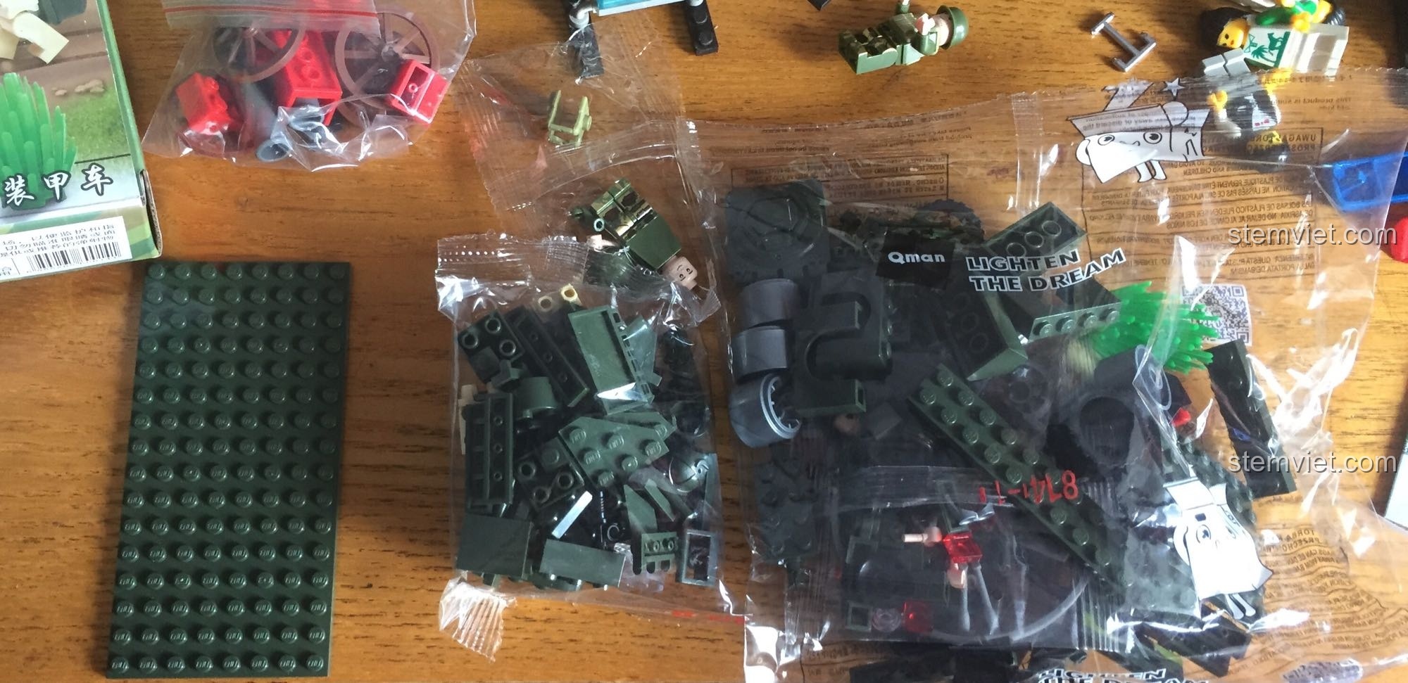 Các mảnh ghép của bộ lắp ráp Xe bọc thép quân sự 814 QMAN được sắp xếp gọn gàng trong các túi.