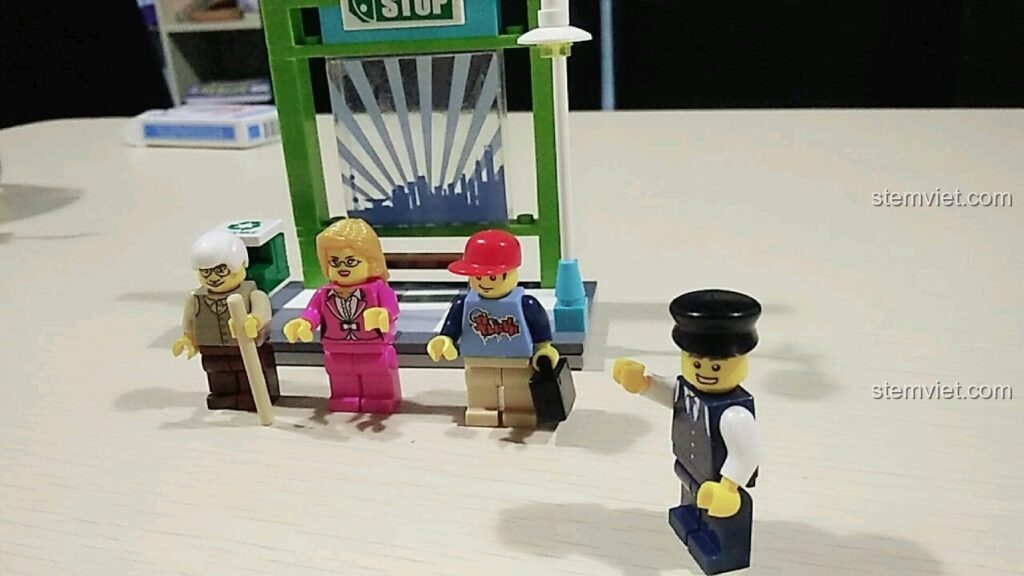 Bộ lắp ráp xe buýt thành phố 启蒙QMAN 1121 với tài xế và hành khách.