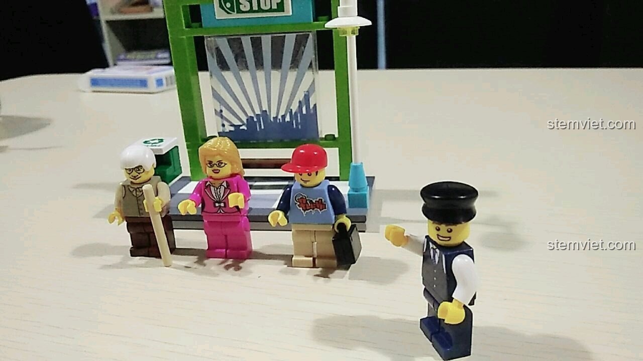 Bộ lắp ráp xe buýt thành phố 启蒙QMAN 1121 với tài xế và hành khách.