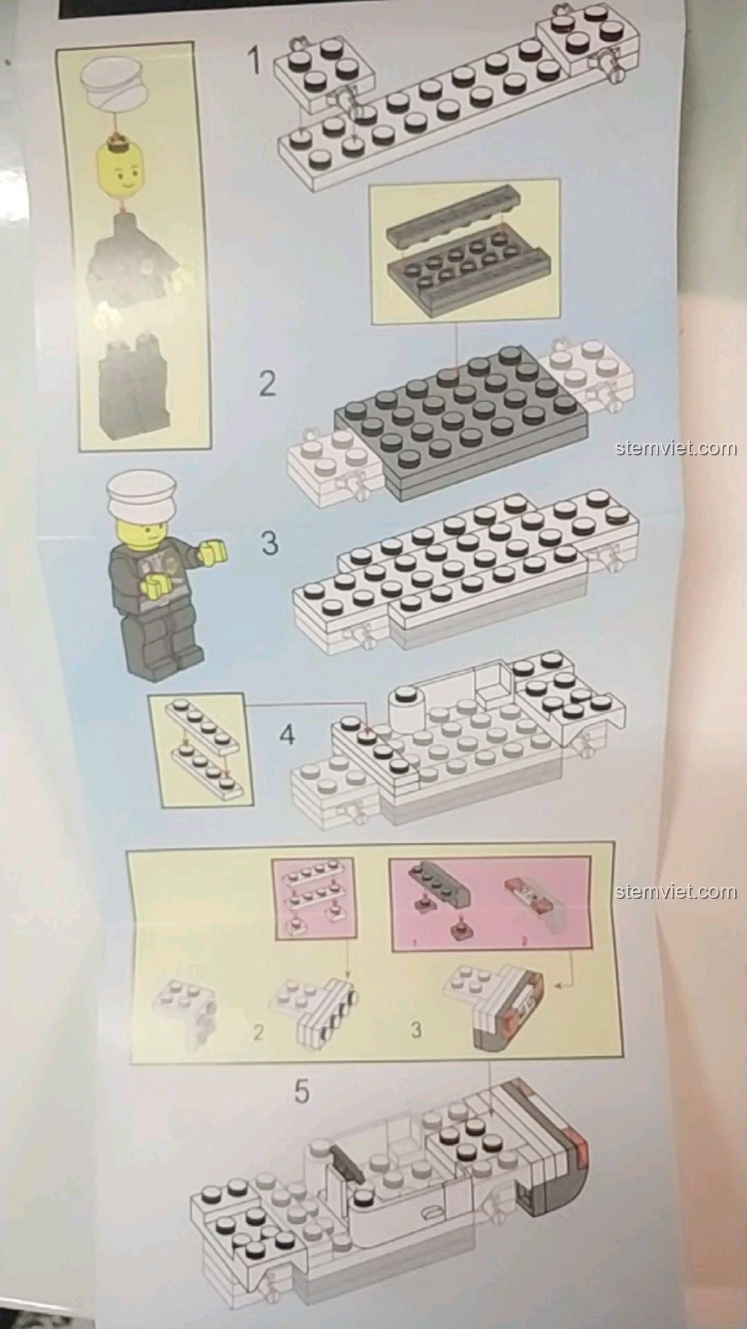 Hướng dẫn lắp ráp chi tiết các bước đầu tiên của bộ lắp ráp Xe cảnh sát giao thông cho con trai trên 6 tuổi.