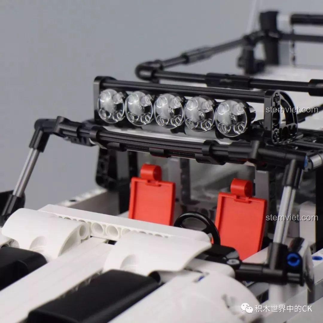 Cận cảnh dàn đèn trợ sáng trên nóc xe và ghế ngồi màu đỏ bên trong nội thất của Xe Địa Hình 4 Bánh Chủ Động Thông Minh YYSQC01IQI.