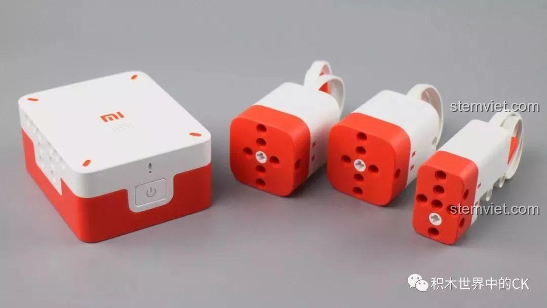 Bộ điều khiển trung tâm màu trắng và các động cơ servo màu trắng-đỏ của bộ lắp ráp Xe địa hình lập trình được YYSQC01IQI.