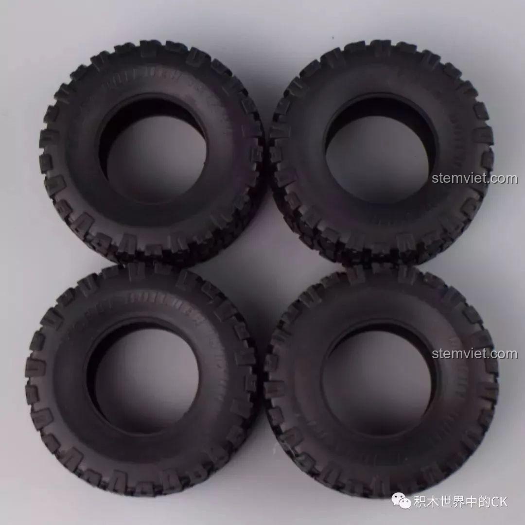 Cận cảnh bốn bánh xe cao su của bộ lắp ráp Xe địa hình thông minh Xiaomi, với các đường vân lốp sâu và chi tiết, rất hầm hố.